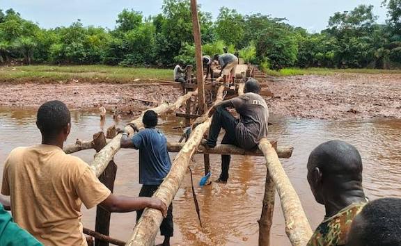 Boké : l’ingéniosité des habitants de Lanbandji pour sortir de l’isolement